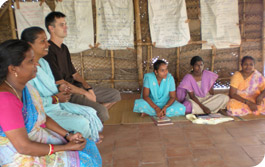 Un employé AREVA participe à une réunion avec des femmes indiennes