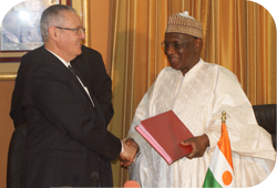 Serge Martinez – Directeur Général de la COMINAK et représentant d’AREVA au Niger et le Ministre du Plan et de l’Aménagement du Territoire du Niger – Amadou Boubacar Cissé à Niamey le 10 avril 2013