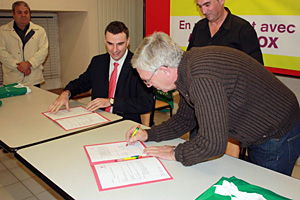 Signature en présence de Pascal Aubret et des présidents du FCCLA, Jean-Pierre Serres et Jacques Pellaton