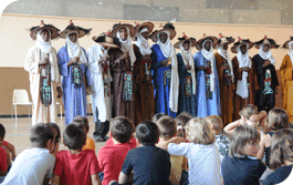 La troupe nigérienne AOURINDE avec des écolier à Romans